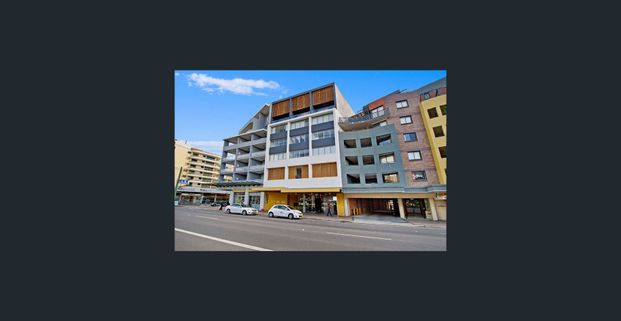 Sleek Designer Apartment - Photo 1