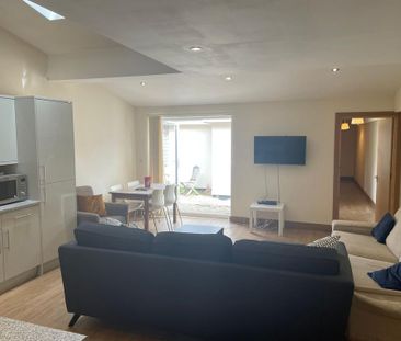 4 bedroom flat to rent - Photo 2