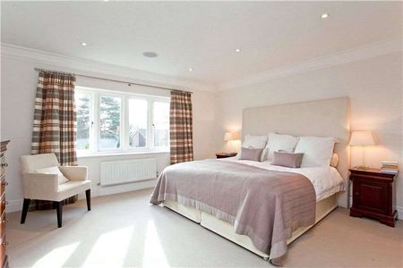 A modern family home in a popular Cobham residential road. - Photo 5