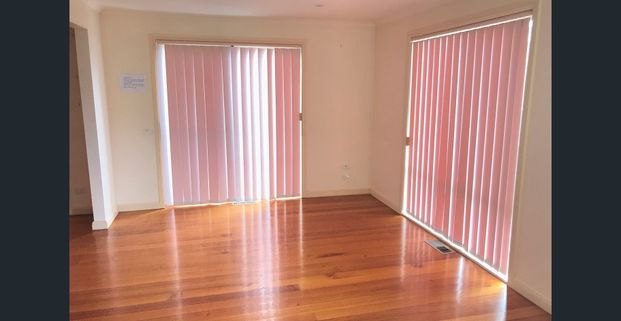 LARGE FAMILY TOWNHOUSE - Photo 1