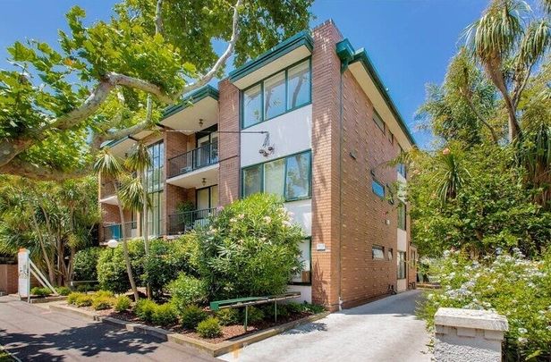 Elwood - Photo 1