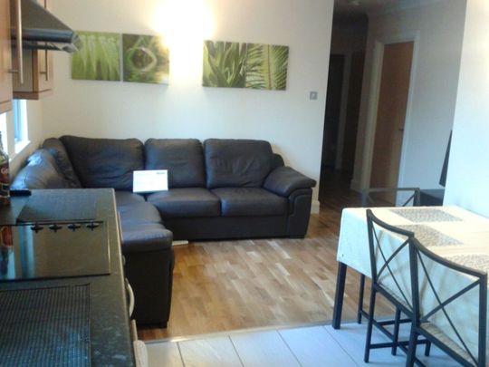 3 Bed Flat, Skyview Apartments, CR0 - Photo 1