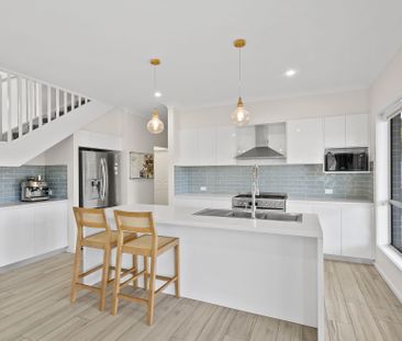 Beautiful Family Home in Quiet Cul-de-Sac - Spacious, Modern & Full... - Photo 3