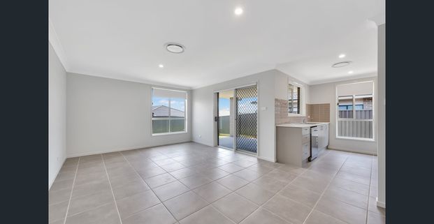 Like New Modern 3 Bedroom duplex. - Photo 1