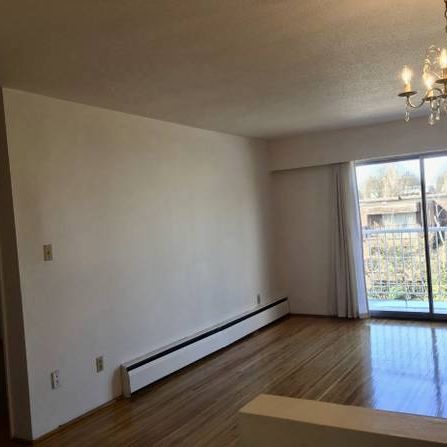 Bright, Spacious, Top Floor, 1 Bedroom with Balcony - Photo 3