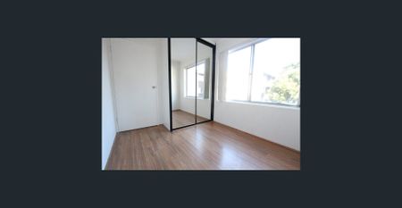 Spacious Unit - Photo 2