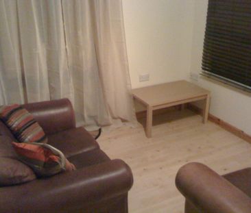 1 Bed Semi-Detached House, Evelyndenington Road, E6 - Photo 1