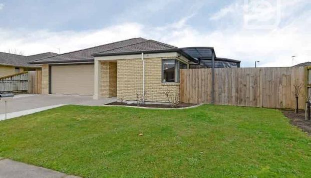 Space, storage and Security! - Photo 1