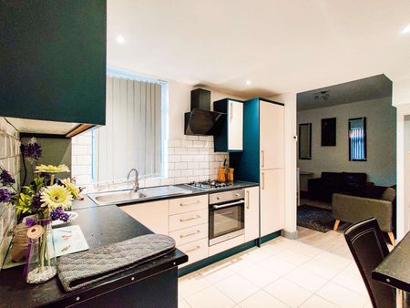 High spec shared house in L15, bills included! Room 4 - Photo 4