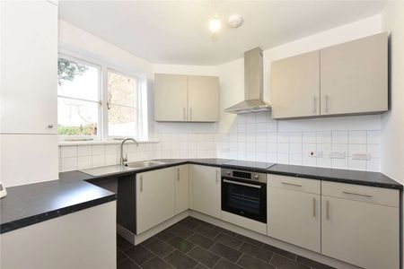 Recently refurbished 4 bedroom house to rent in Whitechapel. (suitable for 4 sharers MAX) - Photo 2