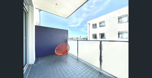 FULLY FURNISHED ONE BEDROOM IN THE HEART OF VIBRANT SURRY HILLS - Photo 1