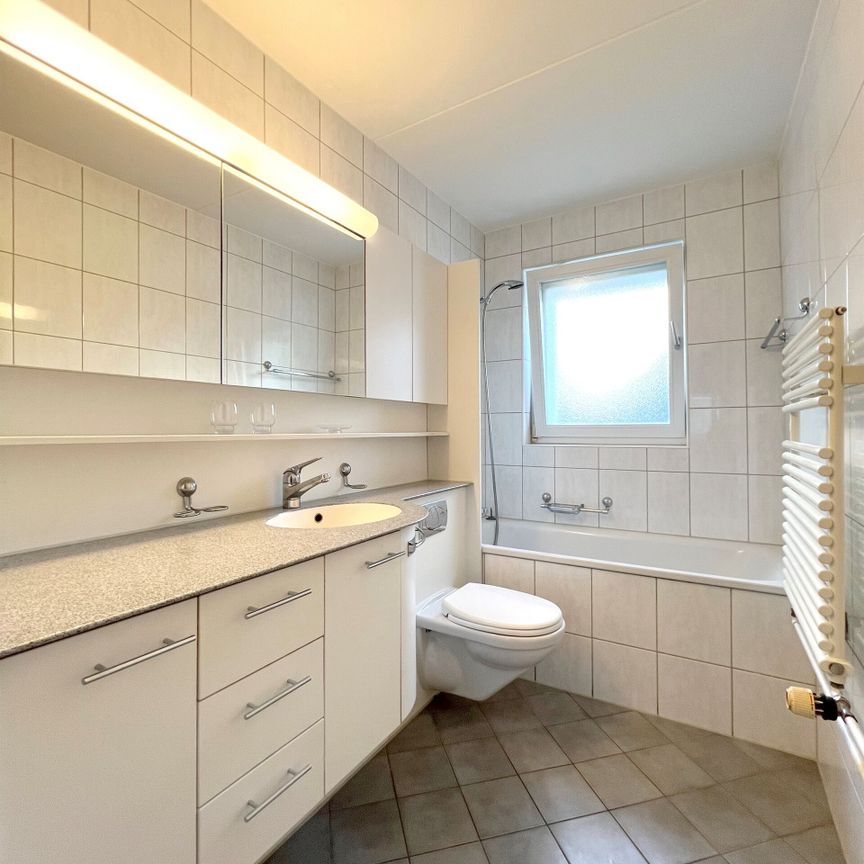 Situated in a sunny location with a seating area - Foto 1