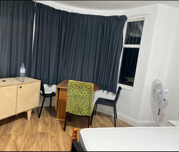 1 bedroom in a flat share to rent - Photo 4