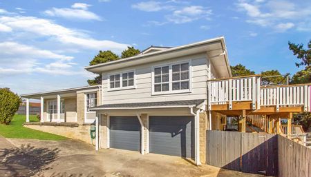 Spacious Three-Storey Family Home in Desirable Hillpark - Photo 4