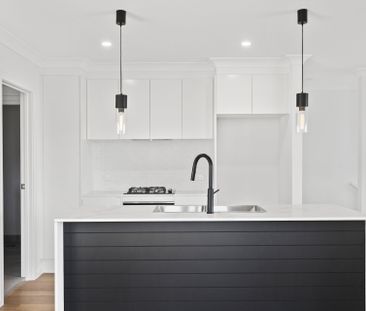 Stunning 3 Bedroom Townhouse - Photo 4