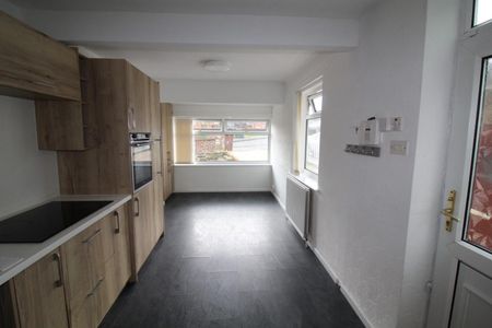 5 bedroom Bungalow To Let - Photo 4