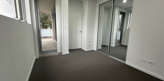 Modern three bedroom unit - 20% below market rent - Photo 2