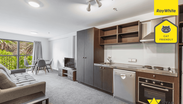 Stunning 2 Bedroom in City - Photo 1