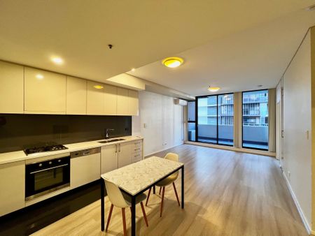 Fully Furnished / Spacious & Convenient 2 bedroom fully furnished apartment for lease - Photo 5