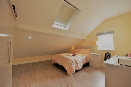 2 bedroom Flat in Wood Lane, Leeds - Photo 5