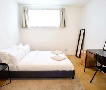 Room in Bernhard-Weiß-Straße, Berlin for 92 m² with 5 bedrooms - Photo 4