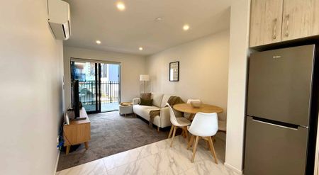 EXECUTIVE FULLY FURNISHED INNER CITY BRAND NEW APARTMENT! - Photo 2