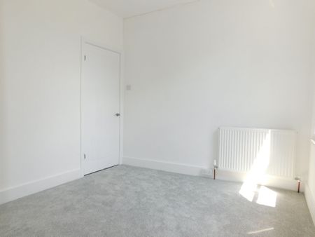 Queens Place, Morden, SM4 - Photo 3