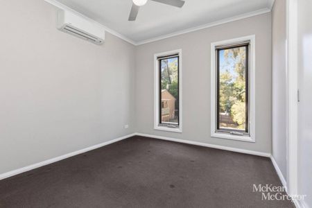 MODERN THREE BEDROOM TOWNHOUSE - Photo 2