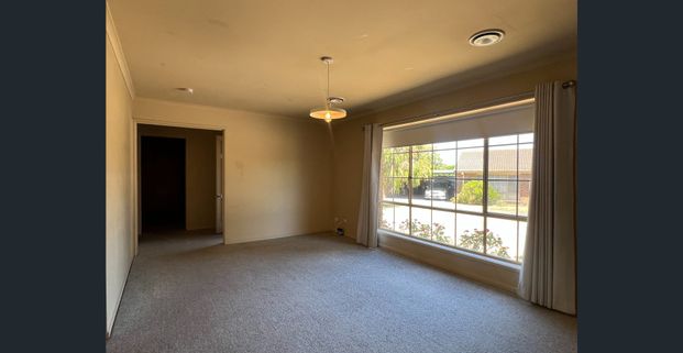 Two bedroom unit in beautifully landscaped surroundings. - Photo 1