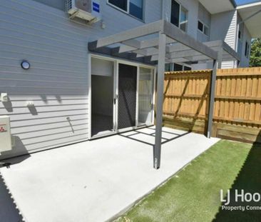 STUNNING TOWNHOUSE. OUTSTANDING LOCATION - Photo 5