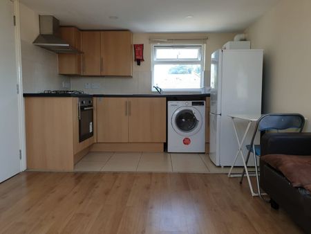 1 Bed Flat, Argyle Road, IG1 - Photo 3