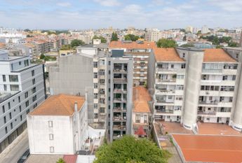 Apartamento T1 com varanda - Novo - Casa da Musica - Rotunda Boavista
