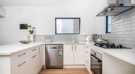 Modern Freestanding House with Double Garage - Photo 4