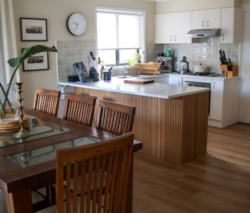 Large 3 Bedroom Duplex with Double Car Garage - Photo 6