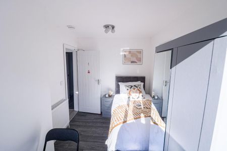1 bedroom in a house share to rent - Photo 3