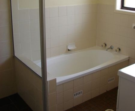 THREE (3x) BEDROOM BRICK HOME WITH ATTACHED LOCK UP GARAGE. - Photo 5