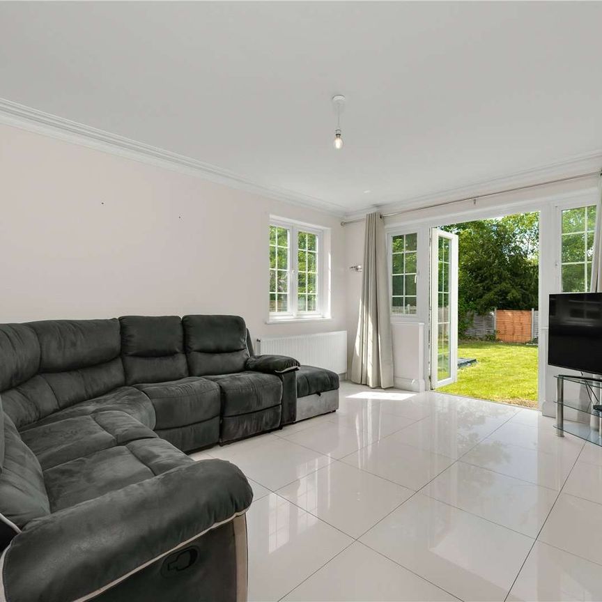 Impressive six bedroom family home in a highly convenient location. - Photo 1