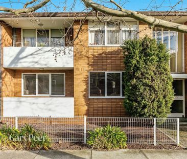 LOVELY TWO BEDROOM APARTMENT IN IDEAL LOCATION - Photo 3