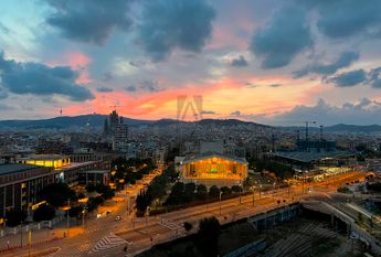 Piso en alquiler de cuatro habitaciones junto al Teatre Nacional de Cataluña, Barcelona