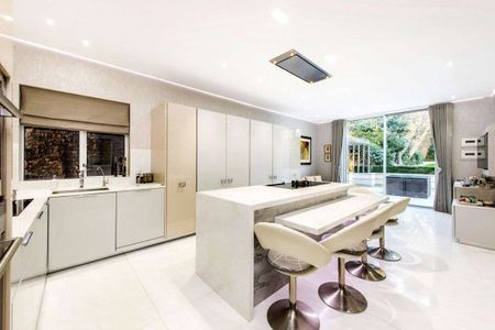 Handsome 6 bedroom Art Deco home with an East facing garden & pool. - Photo 4