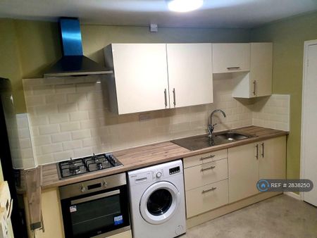 3 bedroom maisonette to rent - Photo 2