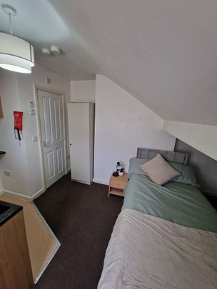 Bedsit, Summer Road, B23 - Photo 1