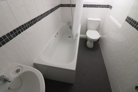 2 bedroom semi-detached house to rent - Photo 2