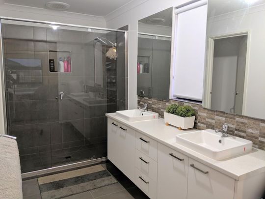 STYLISH MODERN LIVING - Photo 1
