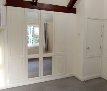 Very Well Presented One Bedroom House for Rent in Farnborough - Photo 3