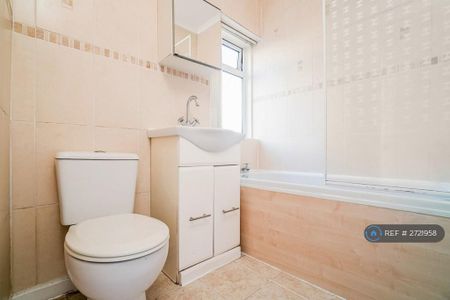 3 bedroom flat to rent - Photo 2