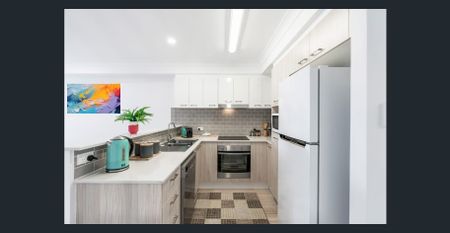 Is this your new home just in time for Xmas? Spacious 3-Bedroom Townhouse in Quiet Leafy Cul-de-Sac - Photo 4