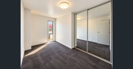 Central location with courtyard appeal - Photo 2
