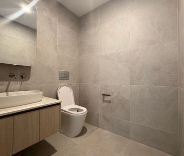 Spacious Modern Living! - Photo 2