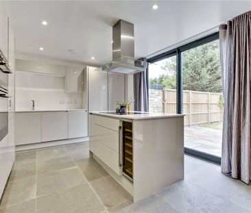 Contemporary three bedroom townhouse 0.3 miles from Esher station. - Photo 1